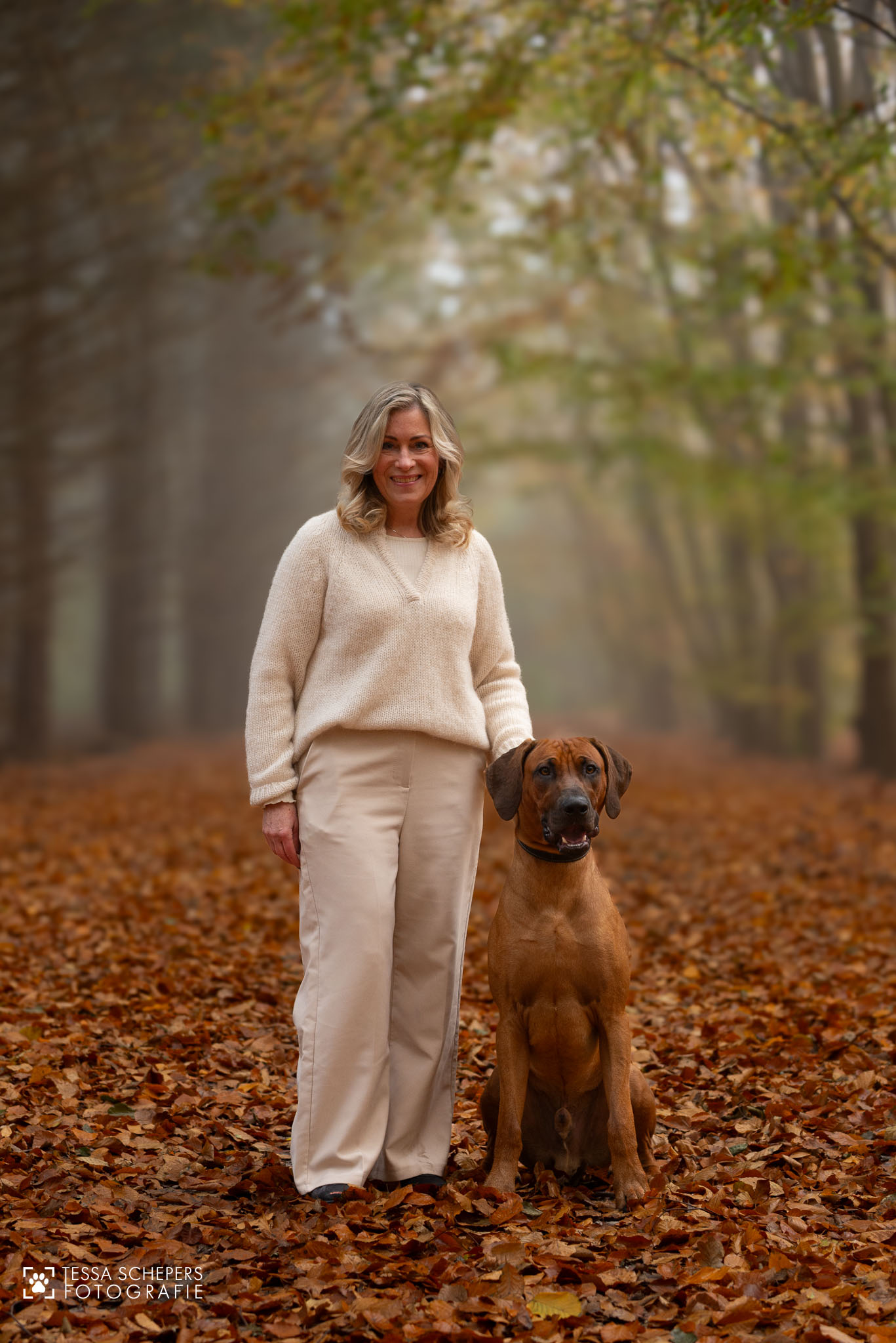 Florus, Rhodesian Ridgeback, met eigenaar in herfstbos